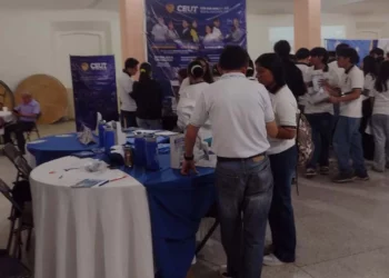 Estudiantes de nivel medio superior de Huajuapan participaron en la Expo Becas Universitarias.