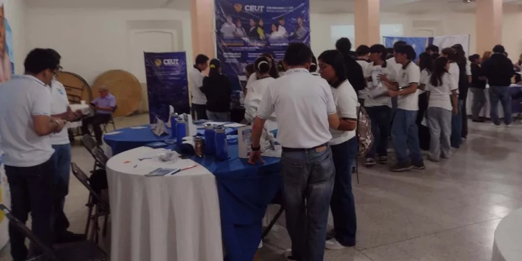 Estudiantes de nivel medio superior de Huajuapan participaron en la Expo Becas Universitarias.