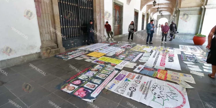Foto: Adrián Gaytán // Familiares de desaparecidos y buscadores mantienen la protesta en Palacio de Gobierno en demanda de acciones por parte del gobierno.
