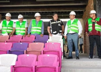 Foto: redes sociales // Farid Acevedo se placeó observando las obras del nuevo estadio de los Guerreros, construido en terrenos de la UABJO.