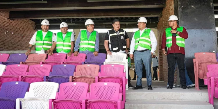 Foto: redes sociales // Farid Acevedo se placeó observando las obras del nuevo estadio de los Guerreros, construido en terrenos de la UABJO.