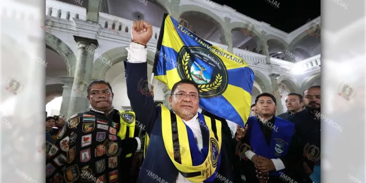 Foto: Adrián Gaytán // Farid Acevedo, ungido como rector de la UABJO; impugnarán resultados.