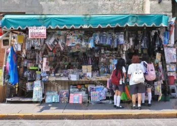 Foto: Adrián Gaytán // Férrea resistencia a morir por parte de las casetas de venta de periódicos y revistas.