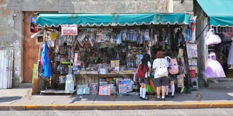 Foto: Adrián Gaytán // Férrea resistencia a morir por parte de las casetas de venta de periódicos y revistas.