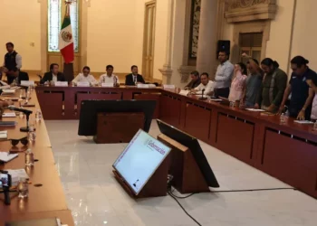 Frente a frente, los negociadores del gobierno con dirigentes de la Sección 22 en la Secretaría de Gobernación.