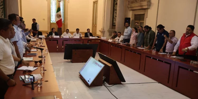 Frente a frente, los negociadores del gobierno con dirigentes de la Sección 22 en la Secretaría de Gobernación.