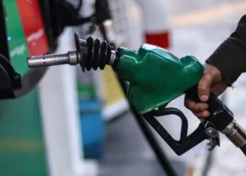 ¿Por dinero o por litro? Profeco revela la forma correcta de cargar gasolina para que no te den menos