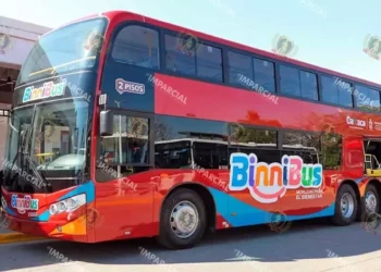 Foto: IA // BinniBus de 2 pisos.