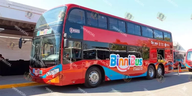 Foto: IA // BinniBus de 2 pisos.