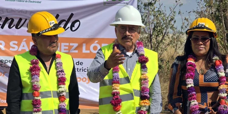 Foto: cortesía // Héctor Sánchez recoge propuestas y supervisa proyectos en torno a la red eléctrica.