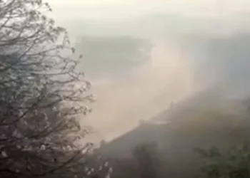 Foto: tomada de video // Humo contaminante se desprende del tiradero a cielo abierto del paraje La Ciénega, perteneciente a la agencia de San Roque, Pochutla.