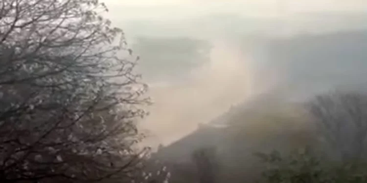 Foto: tomada de video // Humo contaminante se desprende del tiradero a cielo abierto del paraje La Ciénega, perteneciente a la agencia de San Roque, Pochutla.