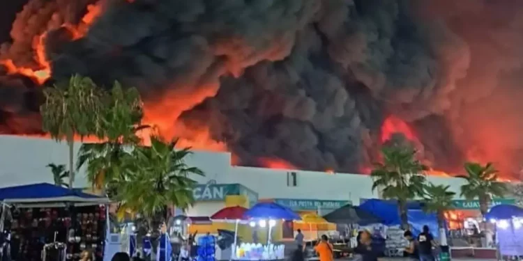 VIDEO | Incendio en Feria de Tabasco deja cinco muertos y severos daños en la Nave 1