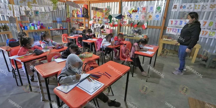 Foto: Archivo El Imparcial // Irritación social por privilegiar el negocio del balón sobre la educación en un país de rezago académico.