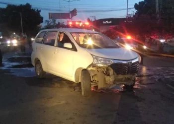 La camioneta Toyota Avanza quedó con el frente destrozado.