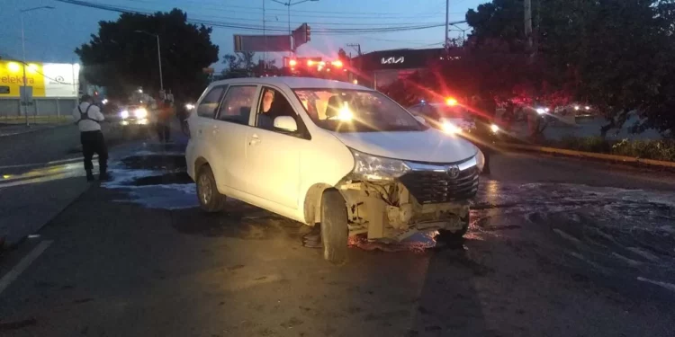 La camioneta Toyota Avanza quedó con el frente destrozado.