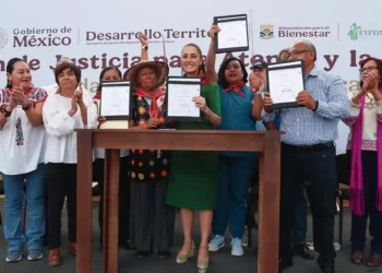 La presidenta Claudia Sheinbaum formalizó la entrega de títulos de propiedad en Atenco.