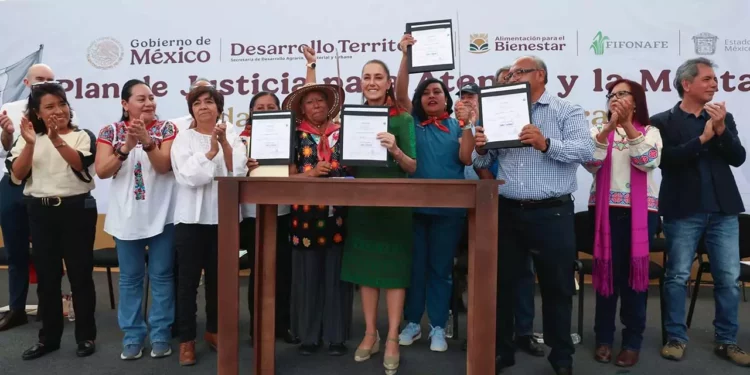 La presidenta Claudia Sheinbaum formalizó la entrega de títulos de propiedad en Atenco.