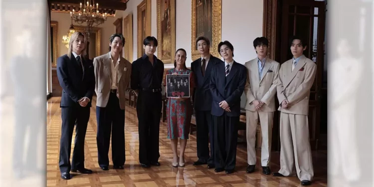 Los integrantes de BTS, acompañados por la presidenta Claudia Sheinbaum.