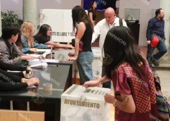 Foto: Adrián Gaytán // La entrega de boletas en los centros de votación transcurrió en calma.