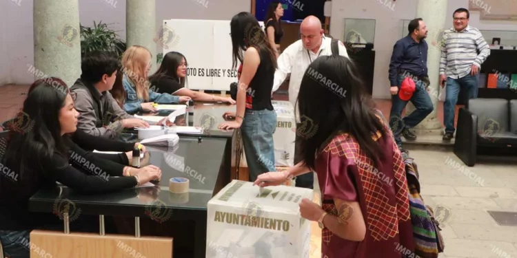 Foto: Adrián Gaytán // La entrega de boletas en los centros de votación transcurrió en calma.