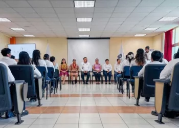 La firma del convenio reunió a directivos, docentes y estudiantes.