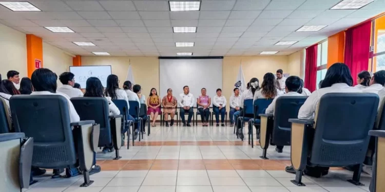 La firma del convenio reunió a directivos, docentes y estudiantes.