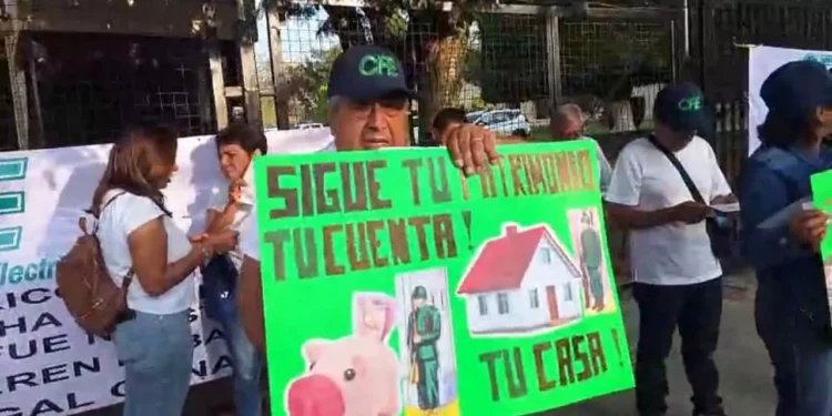La protesta en las oficinas de la CFE en San Felipe del Agua.