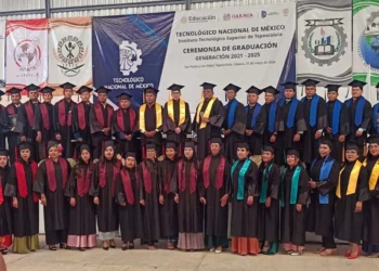 Las y los egresados de la generación 2021-2025 celebraron la culminación de sus estudios junto a familiares, docentes y autoridades.