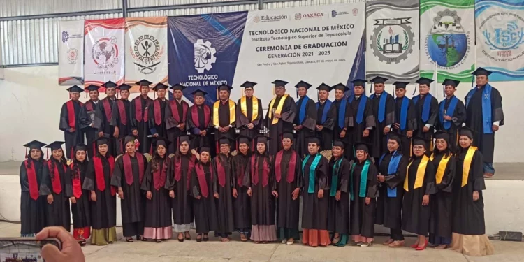 Las y los egresados de la generación 2021-2025 celebraron la culminación de sus estudios junto a familiares, docentes y autoridades.