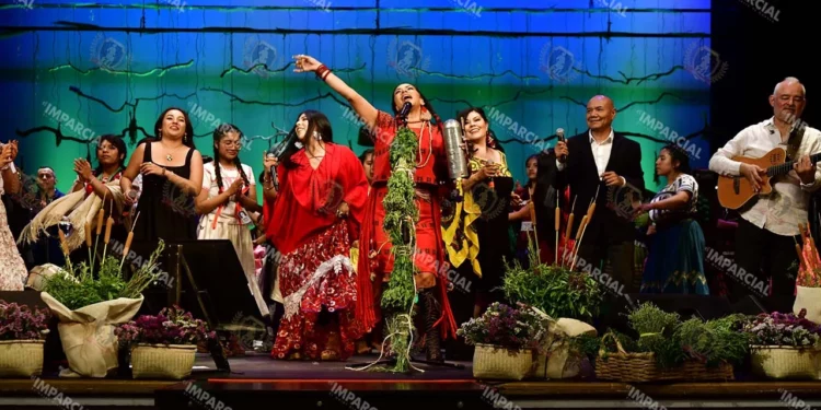 Fotos: Rubén Morales // Lila Downs ofreció un emotivo concierto en el Teatro Macedonio Alcalá para recaudar fondos en favor de las becarias.