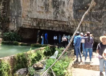 Llevan sus plegaria a la Cueva Mágica de San Pedro Molinos