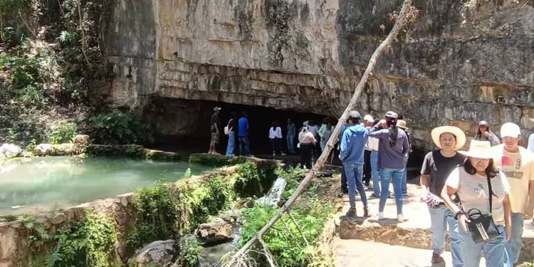 Llevan sus plegaria a la Cueva Mágica de San Pedro Molinos