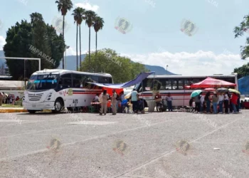 Foto: Adrián Gaytán // Los trabajadores de la educación se concentraron también en el Almacén de Pemex.