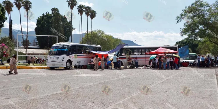 Foto: Adrián Gaytán // Los trabajadores de la educación se concentraron también en el Almacén de Pemex.