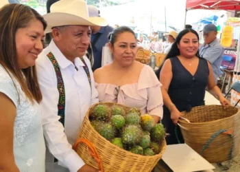 Más de cien familias participaron ofreciendo pitayas frescas y productos derivados elaborados artesanalmente.