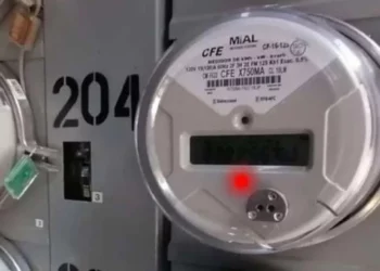 ¿Qué significa la luz roja en mi medidor digital de la CFE? Evita cortes y multas