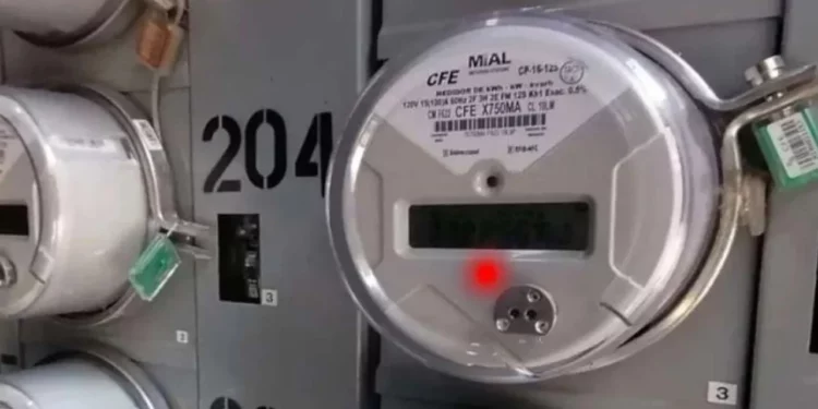 ¿Qué significa la luz roja en mi medidor digital de la CFE? Evita cortes y multas
