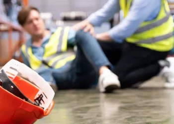 Métodos y procedimientos de trabajo incorrectos; defectos en los equipos, maquinarias, entre las causas de los accidentes de trabajo.