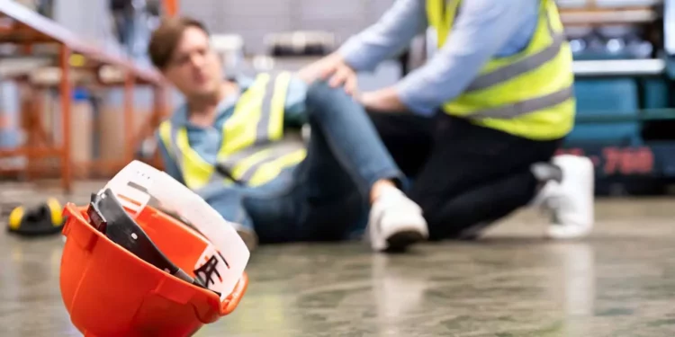 Métodos y procedimientos de trabajo incorrectos; defectos en los equipos, maquinarias, entre las causas de los accidentes de trabajo.