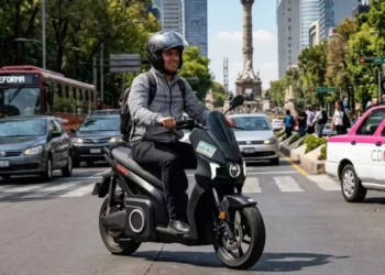 Nuevas reglas de tránsito CDMX: Casco, placas y licencia para conductores de motos eléctricas