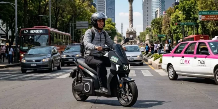 Nuevas reglas de tránsito CDMX: Casco, placas y licencia para conductores de motos eléctricas