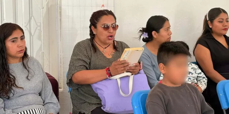 Mujeres emprendedoras y habitantes de Nochixtlán participaron en un círculo de lectura.