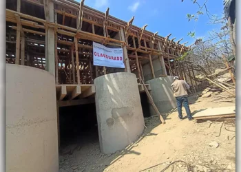 Foto: Profepa // Las construcciones, sobre unos riscos de playa.