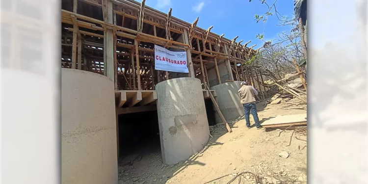 Foto: Profepa // Las construcciones, sobre unos riscos de playa.