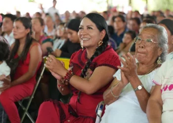 Nancy Benítez, alcaldesa de Xoxocotlán, agasajó a las mujeres xoxeñas en su día.