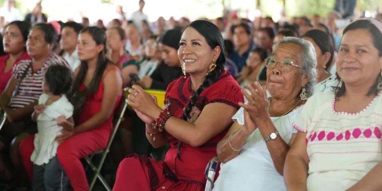 Nancy Benítez, alcaldesa de Xoxocotlán, agasajó a las mujeres xoxeñas en su día.