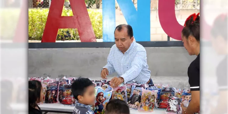 Niñas y niños disfrutaron de actividades recreativas, regalos y convivencia familiar.