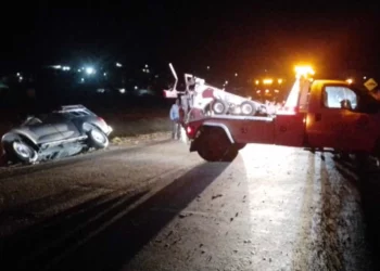 Oficiales de la Policía Vial Estatal abanderaron la carretera federal 125 tras la salida de camino de la camioneta Nissan Frontier.