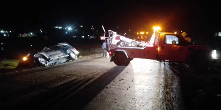 Oficiales de la Policía Vial Estatal abanderaron la carretera federal 125 tras la salida de camino de la camioneta Nissan Frontier.